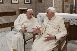 papieże benedykt i franciszek